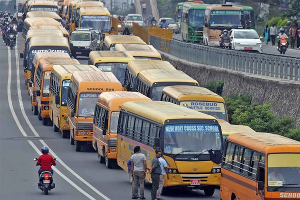 निजी विद्यालय सञ्चालकले चक्रपथमा निकाले बससहित र्‍याली