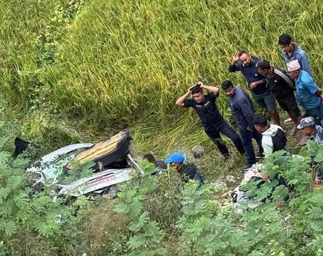 बीपी राजमार्गमा कार खस्यो : श्रीमान्‌को मृत्यु, श्रीमती र छोरा गम्भीर