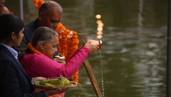 प्रधानमन्त्री कार्कीले गरिन् कमलपोखरीमा छठ पूजा