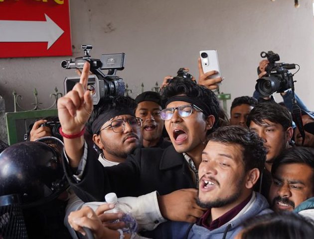 मिरज समूहको कालोपट्टी बाँधेर प्रदर्शन
