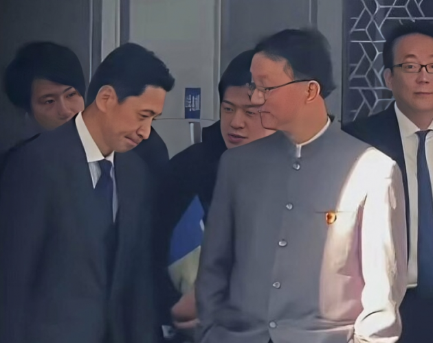जापानी अधिकारी चिनियाँ समकक्षी अगाडि झुकेको तस्बिर भाइरल