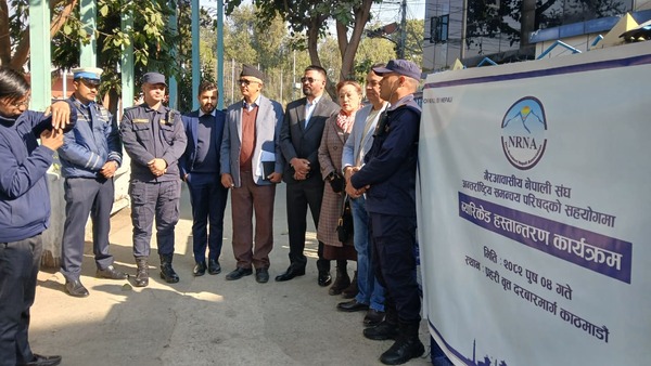 एनआरएनएद्वारा दरबारमार्ग प्रहरी वृत्तलाई १० थान ब्यारिकेड सहयोग