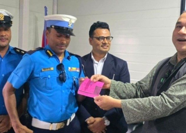 हेल्मेटबिनै मोटरसाइकल चलाएका सुदूरपश्चिमका मुख्यमन्त्रीलाई पाँच सय जरिवाना